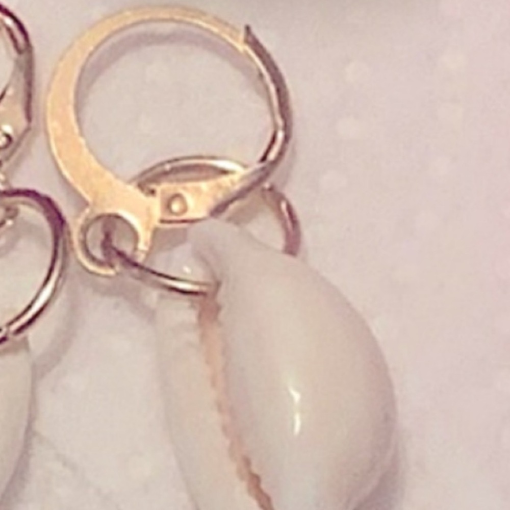 FREE PEOPLE Gold Tropical Shell Earrings Hypoallergenic ear loops LightweightNEW - Picture 4 of 5